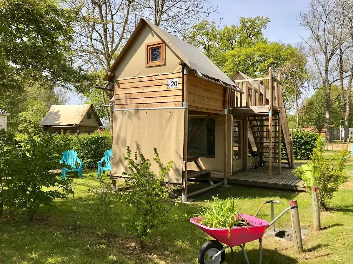 Hôtel Camping des Papillons à Lalizolle 3*,